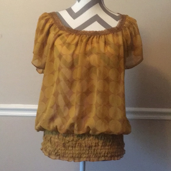Nice sheer top! - Picture 1 of 4